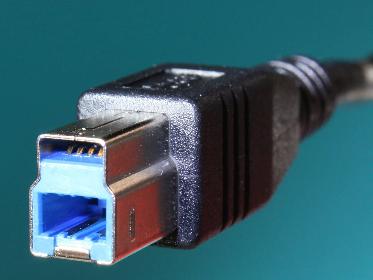 Vollständig sichtbarer USB-3.x-Stecker vom Typ Standard-B
